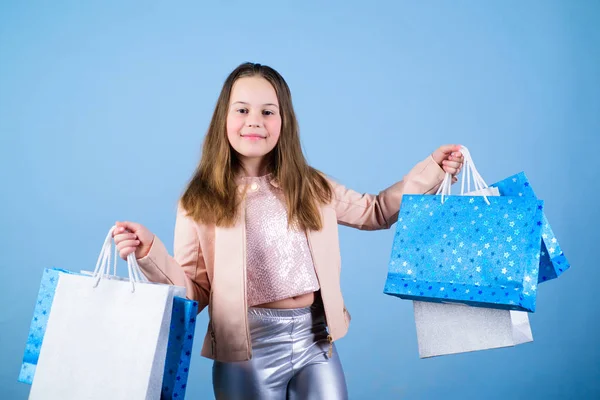 Kislány csomó csomagok. Divat lány ügyfél. Boldog gyermek boltban táskákkal. Bevásárló nap boldogság. Ruhát vásárolni. A szülinapos vásárlás. Divat boutique. Divat trend. Divat üzlet — Stock Fotó