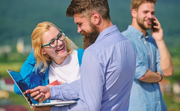 Meslektaşları ile dizüstü doğa arka plan açık güneşli gün çalışırım. Adam telefonu konuşurken laptop ile çalışma arkadaşları. Mobil Internet kavramı. Resmi olmayan atmosfer toplantı iş ortakları — Stok fotoğraf