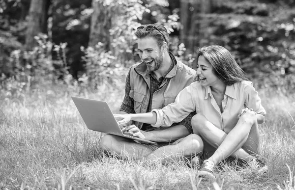 Modern technologies give opportunity to be online and work in any environment conditions. Man and girl looking at laptop screen. Freelance opportunity. Couple youth spend leisure outdoors with laptop — Stock Photo, Image