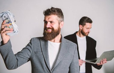 Uygulamalar geliştirmek. Dijital teknoloji. Bu iş. Online iş. Online para kazanmak. Nasıl para kazanmayı biliyorlar. Takım web geliştirici ile nakit para ile laptop ve Satış Yöneticisi