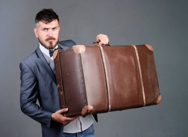 Seyahat ve Bagaj konsepti. Hipster seyahat Bagaj ile. Bagaj Sigortası. Adam büyük bavul ile bakımlı sakallı hippi. Bütün Eşyalarınızı yanınıza alın. Ağır bavul. Teslimat hizmeti