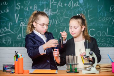 Bilim kavramı. Özel okul. Spor salonu öğrencileri derinlik çalışmada, Doğa Bilimleri ile. Bilgi crossroads moleküler biyoloji ve kimya. Okul projesi araştırma. Okul deney