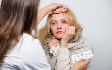 Uygun ilaçlar vererek. Doktor ziyaret sağlıksız kadın evde. Hasta bakımı ve sağlık. Tıbbi Doktor muayene hasta. Primary care doktor tanı için hasta kadın yapma