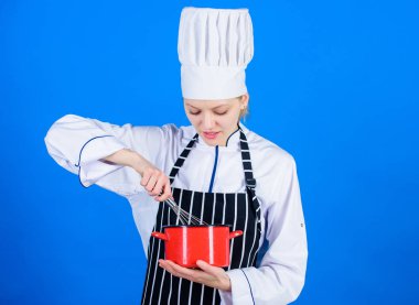 Tarifi pişirme tarafından ilham kaynağı. Profesyonel baker çırpma tarafından pandispanya tarifi yapmak. Oldukça Kırbaçlanan krem tarifi göre metal çırpma teli ile pişirin. Şirin Şef sos veya Mus tarifi takip
