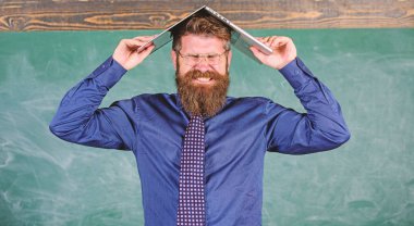 Yenilikçi öğretmen agresif çatı olarak laptop ile ilgili öğretim deli gider. Öğretmen modern dizüstü kara tahta arka plan ile adam sakallı. Öğretmenlerin yaşam tarzına alışmak değil. Okul fikrini darbeler