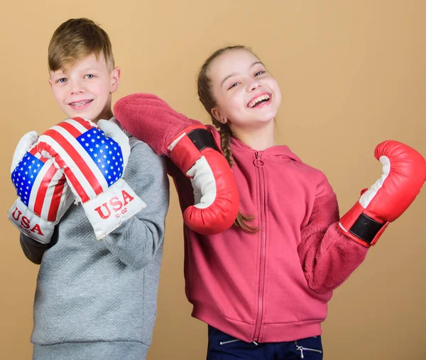 Wbicie nokaut. Działanie dzieciństwo. Sukcesy sportowe. Przyjaźń walki. Trening z mała dziewczynka i chłopiec bokser w sportowej. Szczęśliwe dzieci w Rękawice bokserskie. Fitness. Energia zdrowia. Pewny siebie bokser — Zdjęcie stockowe