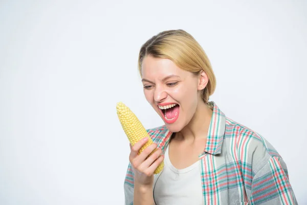 Υγιή δόντια. Γεωργία και καλλιέργεια. Γεωργία, αγρότης κορίτσι με αραβόσιτο. καλλιέργεια καλαμποκιού. η βιταμίνη και δίαιτα τροφίμων. Ευτυχισμένη γυναίκα τρώει καλαμπόκι. φυτική συγκομιδή. Η γεωργία είναι σοφότερος επιδίωξη μας — Φωτογραφία Αρχείου