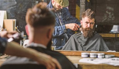 İstemci ense üzerinde kırpma makası kesme saçlı berber. Hippi saç modeli kavramı. Hipster istemci Başlarken saç kesimi. Adam, berber arka plan saçına yansımanın berberin saç kesme makinesi ile çalışır