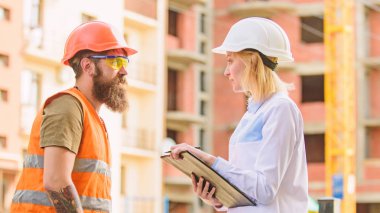 Foreman'ın inşaat malzemeleri tedarik kurdu. Uzman ve Oluşturucu İnşaat malzemeleri tedarik hakkında iletişim kurmak. Başarılı bir anlaşma kavramı. İnşaat malzemeleri satın alma. İnşaat Sanayi