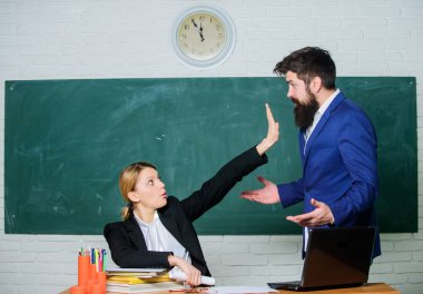 Eleştiri ve itiraz kavramı. Öğretmen erkek çenemi kapamamı ister. Lütfen Kapa çeneni. Yorgunum şikayetçi değilim. İtiraz hakkında kayıtsız. Görevden itiraz ediyorum. Okul öğretmeni ve üst. Benimle konuşmayı kes