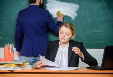 Daha fazla bilgi başlangıç. işadamı ve sekreter. kağıt işi. Büro hayatı. iş çift laptop ve belgelerini kullanın. öğretmen ve öğrenci sınavı. okula dönüş. örgün eğitim. Ödevini yapıyor