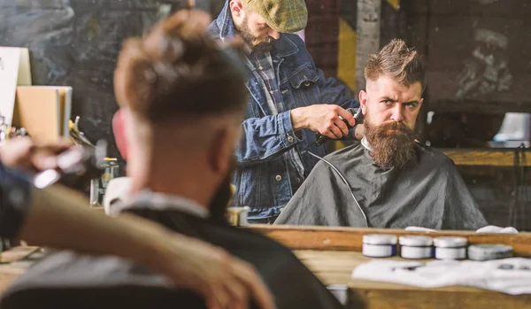İstemci ense üzerinde kırpma makası kesme saçlı berber. Hippi saç modeli kavramı. Hipster istemci Başlarken saç kesimi. Adam, berber arka plan saçına yansımanın berberin saç kesme makinesi ile çalışır