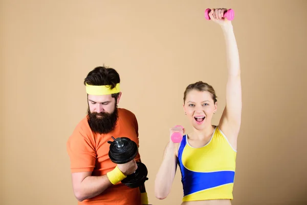 A defesa ganha. Mulher feliz e homem exercitam-se com Barbell. Treinamento de casal desportivo no ginásio. Competição de fitness atlético. levantamento de peso. Equipamento de halteres desportivos. Músculos fortes e poder — Fotografia de Stock