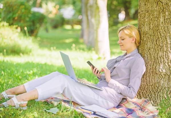 Fırsat dijital teknoloji kullanın. Dizüstü bilgisayar ve akıllı telefon açık havada çalışan bir kadın. Kız modern teknoloji iş için kullanın. Modern teknoloji potansiyelini gerçekleştirmek için daha fazla fırsat vermek