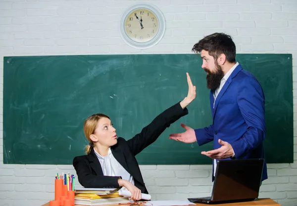 Kritiek en bezwaar concept. Leraar wil man te sluiten. Gelieve opgesloten. Moe van klachten. Onverschillig over bezwaar. Ontslagen bezwaar. Leerkracht en ouder. Stoppen met me te praten — Stockfoto