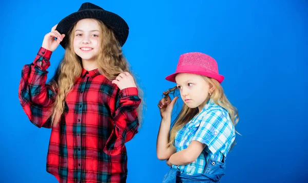 모든 것에 다음 언 니입니다. 멋진 큐티의 유행 상에 행복 한 유년 시절입니다. 아이 패션 개념. 체크 아웃 우리의 패션 스타일. 패션 추세 합니다. 여자 아이 유행 모자를 착용. 작은 패션 — 스톡 사진