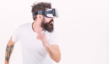 Sanal gerçeklik oyun kavramını. Cyber spor. Adam kafa monte ekran ile etkileşim sanal gerçeklik. Hipster sanal spor oyna. Sanal yarış. Adam oyun Vr gözlük beyaz arka plan sakallı