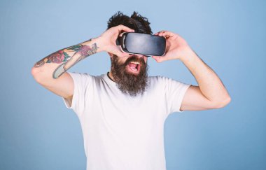 3d deneyimi zevk eğlenerek bak ve açık ağzı olan adam. Sakallı adam 360 Vr videoda izlerken dövme ile gözlük, sanal gerçeklik kavramı. Yeni Aygıt denetimi trendy sakallı hippi
