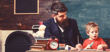 Baba ne çizdiği gösterilen heyecanlı çocuk. Konsantre baba oğlu resim denetimi