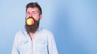 Adam yakışıklı hippi uzun sakal yeme apple ile. Adam diyet beslenme meyve yiyor. Meyve sağlıklı yemek saati her zaman iyi bir fikir. Sağlıklı beslenme kavramı. Hipster aç sulu olgun elma yiyor. Elma aşk