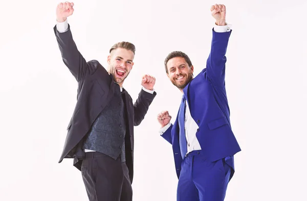 Concepto de logro empresarial. Fiesta de oficina. Celebra el trato exitoso. Los hombres felices emocionalmente celebran un acuerdo rentable. Lanza tu propio negocio. Éxito empresarial. Socios celebran éxito — Foto de Stock