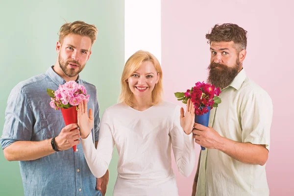 Los hombres competidores con ramos de flores tratar de conquistar chica. Chica sonriendo rechazar regalos. Fuera de relaciones. Chica popular recibir mucha atención de los hombres. Concepto feminista. Mujer sonriente rechazar ambos socios masculinos — Foto de Stock