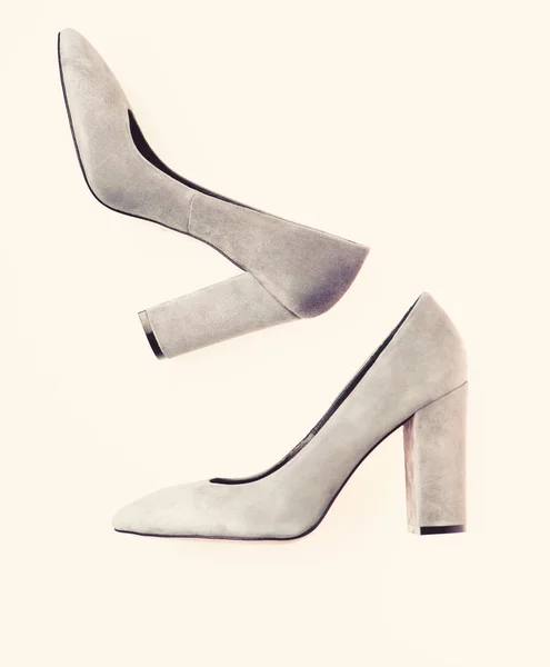 Модная концепция обуви. Обувь из серой замши на белом фоне, изолированная. Пара модных туфель на высоких каблуках. Обувь для женщин с толстыми каблуками, вид сверху — стоковое фото