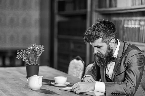 Mann liest ein Buch in einem Café, Mann, Sex — Stockfoto