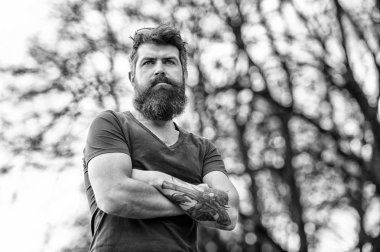 Bıyık ciddi bir yüz emin doğa arka plan ile sakallı adam. Gözlüklü sakallı adam. Hipster emin tutun çarpı işareti kollar göğüs üzerinde sakallı. Sakallı hippi acımasız maço. Kuaför kavramı