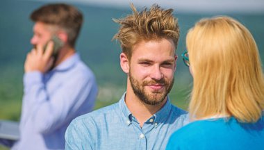 Çift meşgul işadamı telefonla konuşurken eğleniyor. Ortaklar birbirlerine görmek çok güzel. Yüz yüze görüşme kavramı avantajları. Kaç adam gergin telefon konuşma ile flört mutlu
