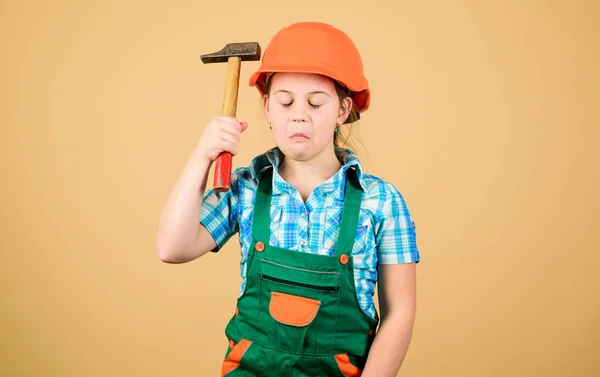 イニシアチブの子女の子ハード帽子ヘルメット ビルダー ワーカー。自分を向上させるためのツール。発達ケア。ビルダー エンジニア建築家。将来の職業。子供ためのビルダーの少女。あなたの未来を自分でビルドします。 — ストック写真