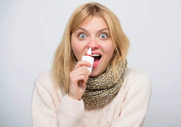 Alergia estacional. Mujer linda amamantando frío nasal o alergia. Mujer enferma rociando medicamentos en la nariz. Chica poco saludable con secreción nasal usando aerosol nasal. Tratamiento del resfriado común o la rinitis alérgica —  Fotos de Stock