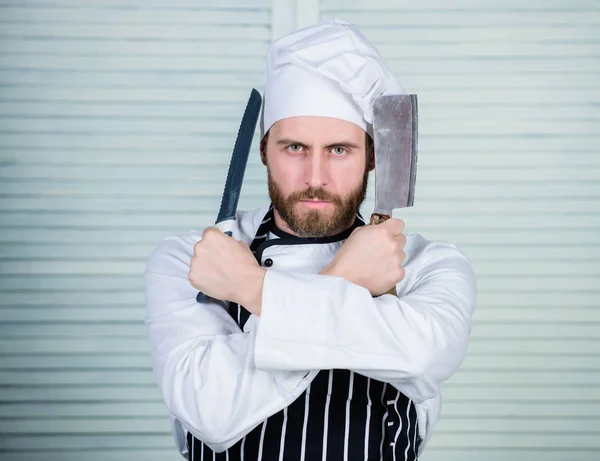 Prontos para trabalhar. homem confiante em avental e chapéu segurar faca. O homem barbudo adora comer. Cozinhe no restaurante, uniforme. Profissional na cozinha. cozinha culinária. chef pronto para cozinhar — Fotografia de Stock