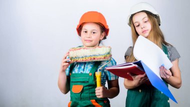 Ev geliştirme aktiviteleri. Geleceğin mesleği. Çocuklar tadilat yapmayı planlıyor. Çocuk kardeşler odalarını yeniliyorlar. Amatör yenileme. Kız kardeşler evi yeniliyorlar. Yeni oyun odasını hayal ediyorum.