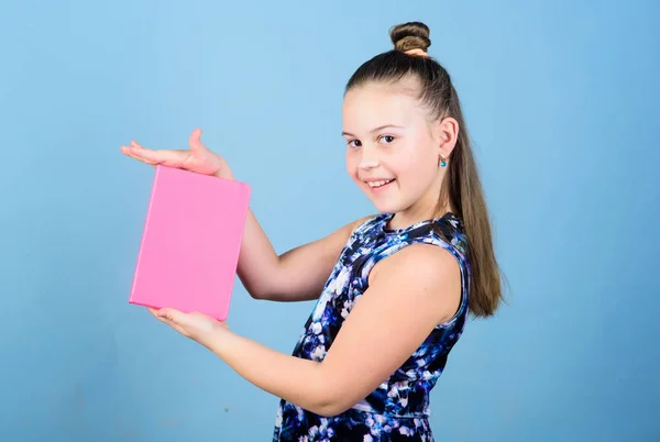 Guardando secretos aquí. Guardando sus secretos en el diario. Niño linda chica mantenga bloc de notas o diario fondo azul. Recuerdos de la infancia. Anota secretos en un lindo diario femenino. Diario para el concepto de niñas —  Fotos de Stock