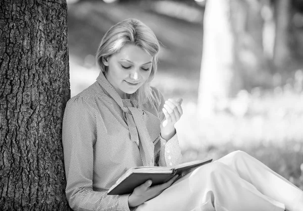 Santaikan konsep hobi. Terbaik diri membantu buku untuk perempuan. Buku setiap gadis harus membaca. Gadis terkonsentrasi duduk bersandar batang pohon membaca buku. Membaca buku inspiratif. Daftar atas Bestseller — Stok Foto