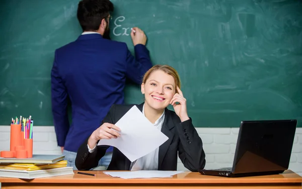 Geschäftsleute nutzen Laptop und Dokumente. Papierarbeit. Büroleben. Lehrer und Schüler bei der Prüfung. zurück zur Schule. formale Bildung. Geschäftsmann und glücklicher Sekretär. Antragsformular. Gedankenverloren — Stockfoto