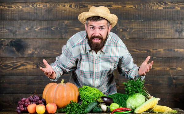 Colorido culinario. alimentos vitamínicos estacionales. Frutas y hortalizas útiles. Festival de la cosecha. comida natural orgánica. Feliz Halloween. agricultor maduro barbudo. hombre chef con rica cosecha de otoño. concepto culinario —  Fotos de Stock