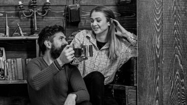 Çift sıcak içecekler ile rahat hoş akşamın. İki aşık romantik bir atmosferde, ahşap arka plan konuşuyor. Erkek ve Bayan tutun cam veya kupa mulled şarap ile konuşuyor. Romantik kavramı