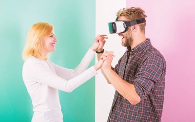 Onu dans öğretmek nasıl öğrendim. Sanal gerçeklik dans okulu. Adam vr gözlük ile mutlu gülümseyen kız dans. Cyber öğretmen sanal okulda hareketinden öğrenin. Hareket yolu gibi