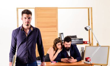 Erkekler ile çalışma çekici bir kadın. Office toplu kavramı. Cinsel cazibe. Cinsel istek teşvik. Cinsel dikkat. Erkek rekabet. Modern ofis hayat. Çoğunlukla erkek işyerinde çalışan kadın