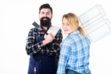 Gerçek aşk. Et kavurma için araçları. Aşık çift mutfak eşyaları tutun. Aile hafta sonu. Sakallı adam hipster ve kız. Hazırlık ve mutfak. Piknik Barbekü. yemek pişirme tarifi