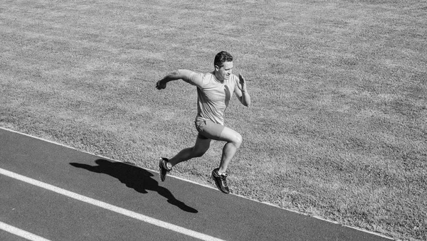 Ponte en forma. Running challenge para principiantes. Atleta correr pista hierba fondo. Entrenamiento de velocista en pista de estadio. Corredor capturado en el aire. Desafío de carrera de corta distancia. Aumentar la velocidad — Foto de Stock