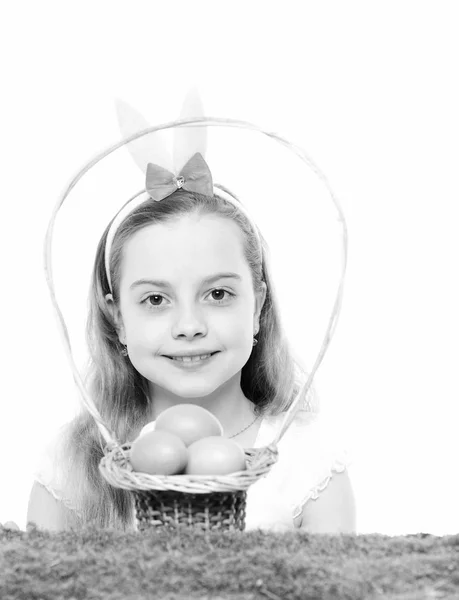 Liten glad liten flicka med påskägg isolerad på vit — Stockfoto