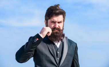 Klasik sakal. Sakal ve bıyık bakımı. Sakal modası modası. Tımar rutiniyle başla ve sonunda daha iyi bir dünya yönet. Sakallı hippi adam resmi takım elbise giyer mavi gökyüzü arkaplanı