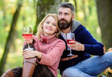 aşık çift sonbahar ormanda rahatla. Aile pikniği. Sevgililer günü. aşk Tarih ve romantizm. Bahar ruh. kamp ve yürüyüş. Şerefe. mutlu kadın ve sakallı adam şarap içmek. Sommelier iş başında