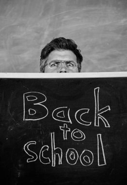 Öğretmenler hayat stres dolu. Öğretmen ya da okul müdürü Okul için yazıt ağırlamaktadır. Öğretmen Blackboard dışarı bakmak. Öğretim yılı başında korkmuş bir adam. Blackboard saklanıyor eğitimci
