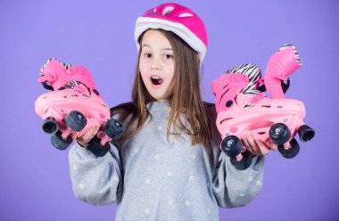 Macera için ileri. Roller buz pateni etkinlik. Küçük kız. Fitness Sağlık ve enerji. Serbest stil. Spor başarı. Patenler ile mutlu bir çocuk. yarış egzersiz bir genç kız. Kız paten