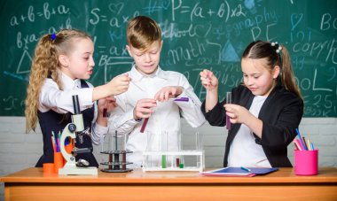 çocuk günü. Kimya. Okula dönüş. öğrencileri Biyoloji deneyleri mikroskopla yapıyor. Öğrenme kimya okul laboratuarında ufak çocuklar. Küçük çocuklara okul ders. Büyük tıbbi sonuçları