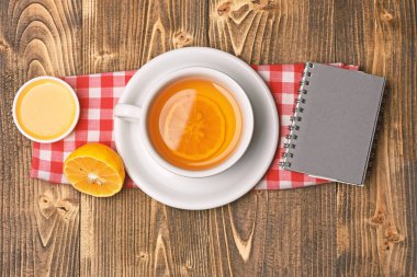 Çay bardağı ile bal ve küçük dizüstü bilgisayar, üstten görünüm.